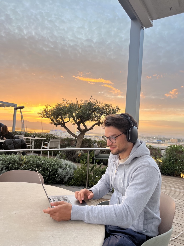 Marvin Pirner arbeitet am Laptop bei Sonnenuntergang